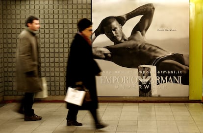 David Beckham, en ropa interior para Armani, en el metro de Milán.