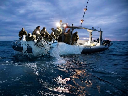 Los marineros asignados al Grupo 2 de Eliminación de Artefactos Explosivos recuperan un presunto globo chino de vigilancia que fue derribado por Estados Unidos frente a la costa de Myrtle Beach, Carolina del Sur (EE. UU).