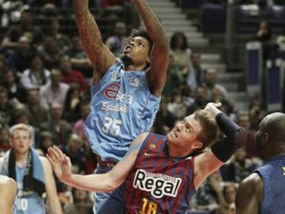 Lucas Nogueira entra a canasta ante Wallace.