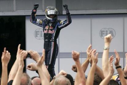 Sebastian Vettel celebra su primer triunfo en el campeonato.