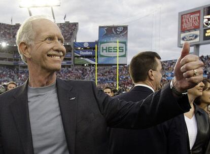 El piloto Chesley Sully Sullenberger, en la Superbowl.