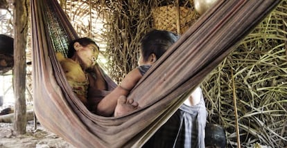 Uma mulher awá guajá repousa doente depois de romper seu isolamento em janeiro.