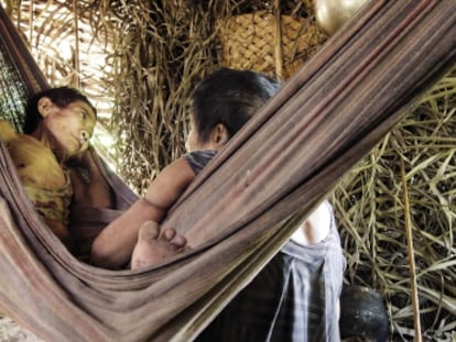 Uma mulher awá guajá repousa doente depois de romper seu isolamento em janeiro.