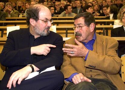 O escritor Salman Rushdie e Günter Grass na Universidade de Berlim (Alemanha), onde o Primeiro Nobel recebeu o título de Doutor Honoris Causa em 25 de novembro de 1999.