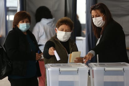 Varias mujeres acuden a un puesto de votación el pasado 15 de mayo, en Santiago (Chile).