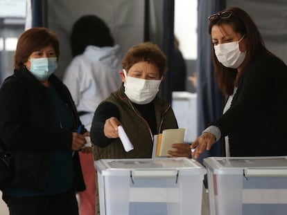 Varias mujeres acuden a un puesto de votación el pasado 15 de mayo, en Santiago (Chile).