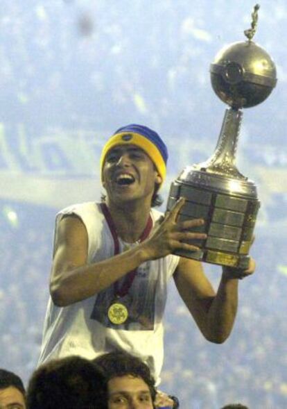 Riquelme alza la copa Libertadores de 2001