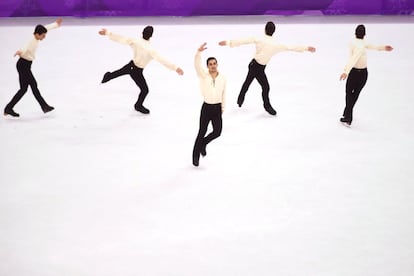 Es la segunda medalla de la delegación española en Corea, tras la conquistada por Regino Hernández en snowboard cross. En la imagen, exposición múltiple durante de la actuación del Javier Fernández durante la prueba.