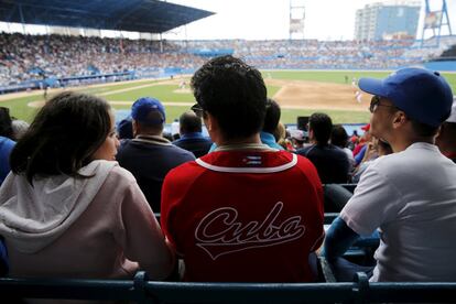 Aficionaldos en el Estadio Latinoamericnano.