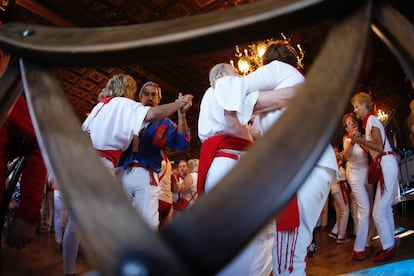 Un grupo de personas celebran el 'Baile de la Alpargata', en la Plaza del Castillo de Pamplona.
