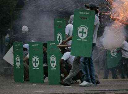 Opositores al presidente de Bolivia, Evo Morales, durante los choques contra manifestantes autonomistas el sábado en Tiquipaya (Santa Cruz).