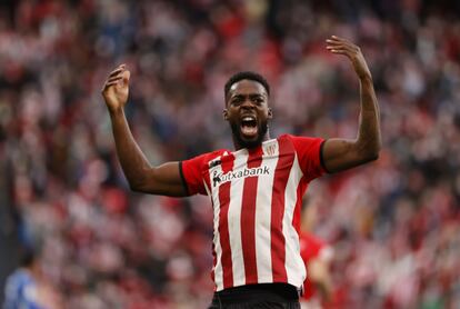 Iñaki Williams celebra el primero de sus dos goles en el Athletic-Betis (3-2) disputado este domingo en San Mamés.