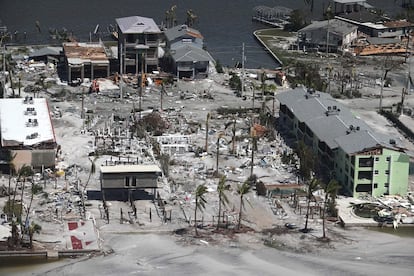 Vista aérea de una zona residencial arrasada por el huracán Ian en Sanibel, Florida.