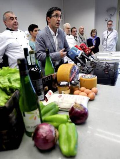 El director del Basque Culinary Center, Joxe Mari Aizega, acompañado de cocineros referentes de la cocina tradicional vasca, durante una rueda de prensa en San Sebastián en la que informó sobre las actividades y líneas estratégicas de la Facultad de Ciencias Gastronómicas de la Universidad de Mondragón. EFE/Archivo
