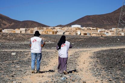 Dos trabajadores sanitarios comunitarios de MSF caminan hacia el campamento de Al-Sweida. Estos cooperantes identifican casos de desnutrición, monitorean brotes de enfermedades y difunden mensajes de promoción de la salud a los residentes.