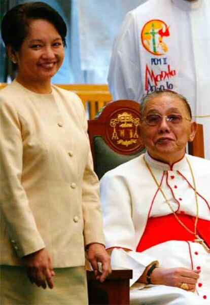 El cardenal Jaime Sin, junto a la presidenta filipina Gloria Macapagal Arroyo, en el año 2003.