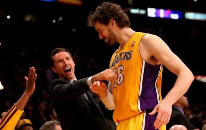 Steve Nash, lesionado, felicita a Pau Gasol tras una jugada.