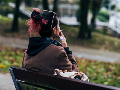 Una estudiante, con un cigarrillo de tabaco de liar, en el campus de la Universidad de Santiago de Compostela.