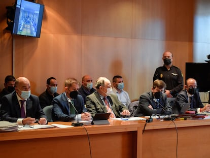 Desde la izquierda, Adrián Fernandez, abogado de la defensa; Fernando Barutell, abogado de la esposa de uno de los sicarios del caso, y Luis Mendiguren, abogado de Luis y Jesús Muguruza, entre otros, ante los acusados durante la vista oral por el asesinato del concejal de IU en Llanes Javier Ardines, este martes en Oviedo.