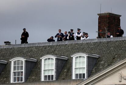 Agentes de seguridad vigilan la llegada del presidente de los Estados Unidos al aeropuerto de Stansted, Londres.