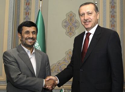 El primer ministro turco, Recep Tayyip Erdogan (derecha), saluda al presidente iran, Mahmud Ahmadineyad.