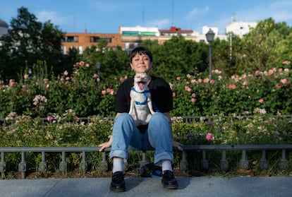 Isabella Vidal y su perra, Olivia, en el parque de La Cornisa, en Madrid.