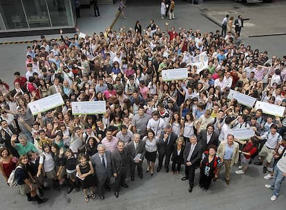 Los estudiantes ganadores, con los finalistas, sus profesores, representantes de empresas y comunidades patrocinadoras del concurso, y periodistas de EL PAÍS.