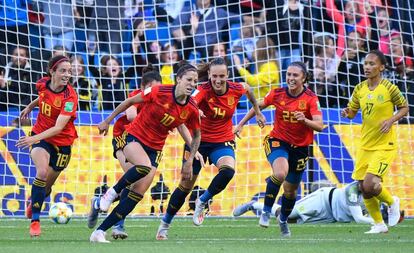 Las jugadoras españolas celebran el segundo gol de Jenni Hermoso (10).