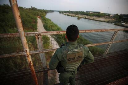 Ahora, los agentes patrullan un paisaje vacío. Las huellas de los zapatos en los senderos que rodean Río Grande han comenzado a desaparecer. Ahora solamente quedan algunos objetos que recuerdan a aquellos migrantes que cruzaban en masa. En la foto, un agente de la policía estadounidense controla la frontera de Río Grande entre Estados Unidos y México, el 11 de mayo del 2017 en Roma, Texas.