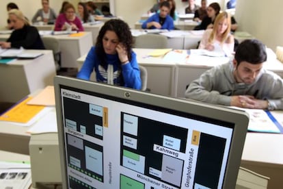 Un grupo de españoles hace un curso de alemán para poderse ir en agosto a trabajar allí.