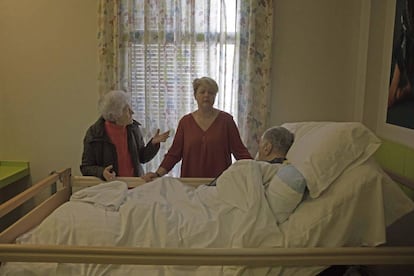 Félix Cobos recibe la visita de su hija Esther y su esposa, Matilde Sanz, en la residencia de Aralia en Vallecas, Madrid.