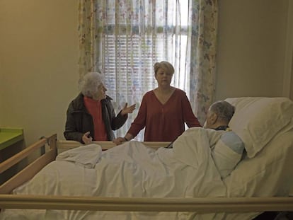 Félix Cobos recibe la visita de su hija Esther y su esposa, Matilde Sanz, en la residencia de Aralia en Vallecas, Madrid.