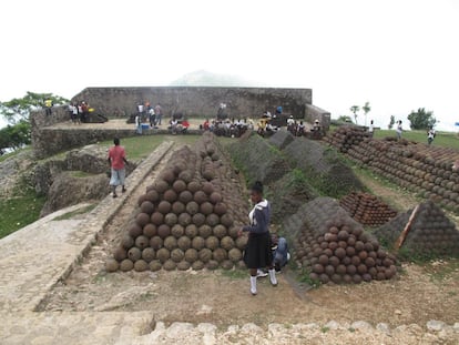 Alumnos de una escuela del norte de Haití visitan el pasado mes de mayo la ciudadela de Laferrière, la fortaleza más grande de América Latina.