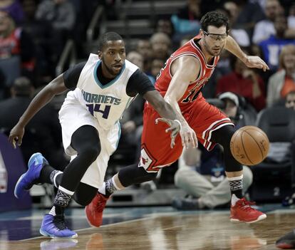 Kirk Hinrich (derecha) lucha por el balón con Michael Kidd-Gilchrist.