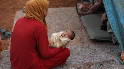 Una madre y su hijo en Siria.