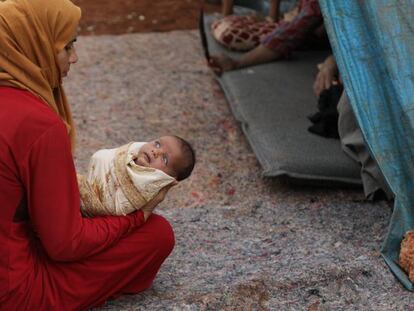 Una madre y su hijo en Siria.