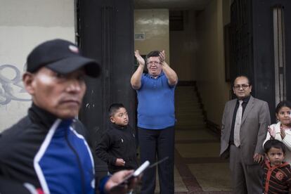 Un vecino del centro de Quito saluda emocionado el paso de la marcha por las calles de la ciudad