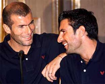 Zidane bromea con Figo en la rueda de prensa que, junto a Raúl, Roberto Carlos y Hierro, dieron en El Cairo.