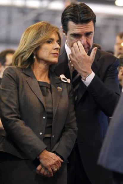 La alcaldesa de Madrid, Ana Botella (i), conversa con el ministro de Industria, José Manuel Soria (d), en el stand de Madrid.