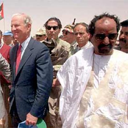 James Baker (izquierda) y el líder polisario Mohamed Abdelaziz.