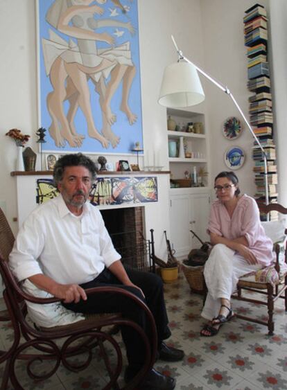 Gaetano Pisano y Blandine Pellet, en su estudio de pintura de Palafrugell (Girona). Abajo, Nando García.