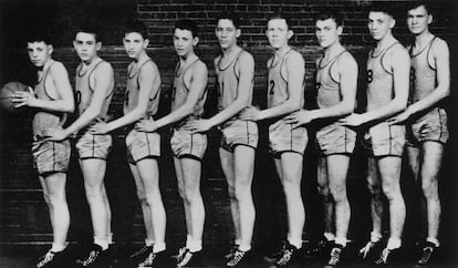 Jugadores del equipo de baloncesto del instituto de Fairmount, del que James Dean formaba parte. Es el segundo empezando por la izquierda. Era 1947, tenía 16 años.