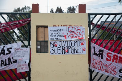 Desde la madrugada del miércoles, un grupo numeroso de estudiantes de la Universidad Nacional Mayor de San Marcos ocupó el campus universitario con la finalidad de albergar a las delegaciones de manifestantes provenientes del interior del país. En la imagen, la entrada de la Universidad de San Marcos tapizada con mantas y carteles con frases en contra de Boluarte.