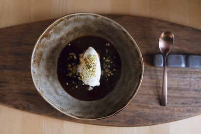 Pudin de dátiles con quenelle de helado de vainilla, del restaurante Existe.