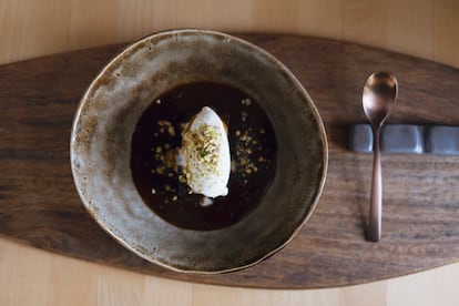 Pudin de dátiles con quenelle de helado de vainilla, del restaurante Existe. 