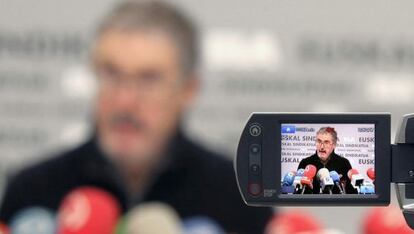 Adolfo Muñoz, durante la rueda de prensa de ayer en la sede de ELA en Bilbao.