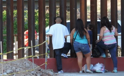 Una familia habla a través del muro en Nogales.