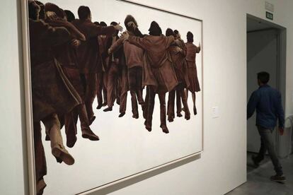Exposición del cuadro 'El abrazo' de Juan Genovés en la exposición 