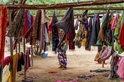 Una muner tiende la ropa en las dependencias del hospital de Médicos sin Fronteras en el campo de Dagahaley, uno de los cinco que hay en Dadaab. Las madres pueden quedarse con sus hijos ingresados el tiempo que sea necesario. Las principales causas de ingreso son las enfermedades respiratorias y las diarreas.