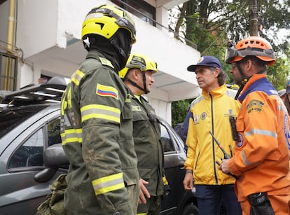 Fico Gutiérrez junto a brigadistas durante un recorrido por las zonas afectadas tras las intensas lluvias.